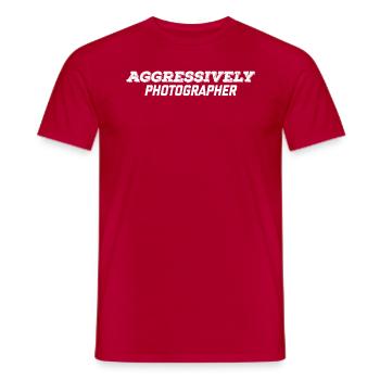 photographe agressif - T-shirt homme - rouge - Devant - AI Model Male 178 dark (178cm)