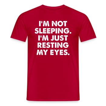Je ne dors pas. Je me repose juste les yeux. - T-shirt homme - rouge - Devant - AI Model Male 178 dark (178cm)