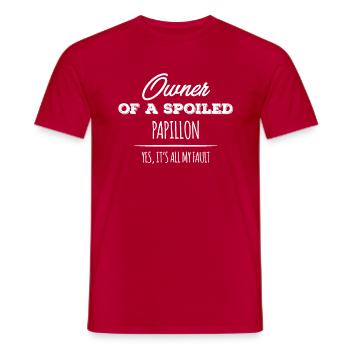 Besitzer eines verwöhnten Papillon-Hundes Ja, es ist alles mein - Männer T-Shirt - Rot - Vorne - AI Model Male 178 dark (178cm)