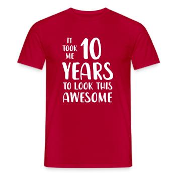 Ich habe 10 Jahre gebraucht, um so toll auszusehen - Männer T-Shirt - Rot - Vorne - AI Model Male 178 dark (178cm)