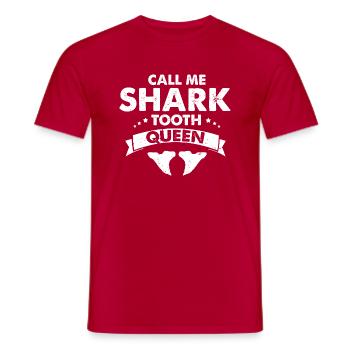 Un paléontologue conçoit un étudiant chasseur de fossiles - T-shirt homme - rouge - Devant - AI Model Male 178 dark (178cm)