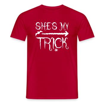 Halloween she´s my trick päarchen kostüm - Männer T-Shirt - Rot - Vorne - AI Model Male 178 dark (178cm)