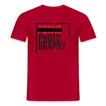 Pornography ehm Photography - No Porn - Männer T-Shirt - Rot - Vorne - AI Model Male 178 dark (178cm)