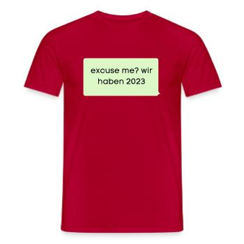Excuse me? wir haben 2023! Sprechblase grün Meme - Männer T-Shirt - Rot - Vorne - AI Model Male 178 dark (178cm)