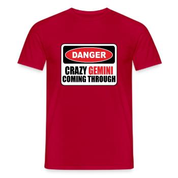 des gémeaux fous qui passent - T-shirt homme - rouge - Devant - AI Model Male 178 dark (178cm)