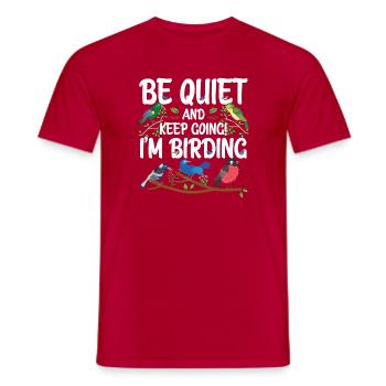 Sei ruhig und mach weiter - ich beobachte Vögel - Männer T-Shirt - Rot - Vorne - AI Model Male 178 dark (178cm)