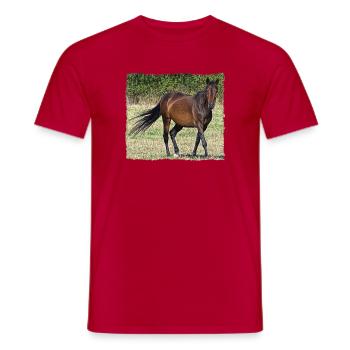 Braunes Pferd beim Spaziergang auf einer Wiese - Männer T-Shirt - Rot - Vorne - AI Model Male 178 dark (178cm)