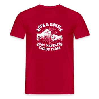 Opa & Enkel – Perfektes Chaos Team - Männer T-Shirt - Rot - Vorne - AI Model Male 178 dark (178cm)