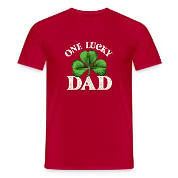Un Père Chanceux de Saint Patrick Irlandais - T-shirt homme - rouge - Devant - AI Model Male 178 dark (178cm)