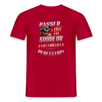 Soudeur Frôler la Perfection Humour Métier - T-shirt homme - rouge - Devant - AI Model Male 178 dark (178cm)
