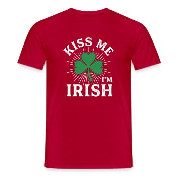 Kiss Me I’m Irish Shamrock St Patrick Quote - Männer T-Shirt - Rot - Vorne - AI Model Male 178 dark (178cm)