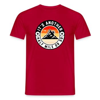 C’est encore un demi-mile environ – Citation drôle de randonnée - T-shirt homme - rouge - Devant - AI Model Male 178 dark (178cm)