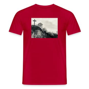 Steinhügel mit Kreuz - Männer T-Shirt - Rot - Vorne - AI Model Male 178 dark (178cm)