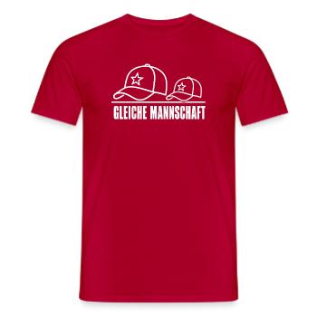 GLEICHE MANNSCHAFT – Partner-Look Caps Set Design - Männer T-Shirt - Rot - Vorne - AI Model Male 178 dark (178cm)