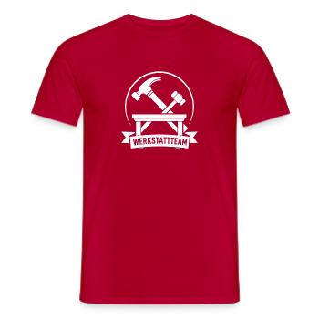 Werkstattteam – Hammer Emblem – Handwerker Design - Männer T-Shirt - Rot - Vorne - AI Model Male 178 dark (178cm)