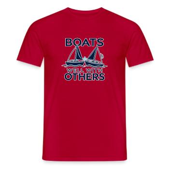 Boote gut mit anderen | Zeilen & Humor - Männer T-Shirt - Rot - Vorne - AI Model Male 178 dark (178cm)