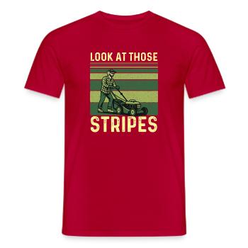 Schau dir diese Streifen an – Rasenmäh-Landschaftsgärtner - Männer T-Shirt - Rot - Vorne - AI Model Male 178 dark (178cm)