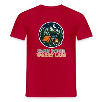Camp More Worry Less – Retro Camping Abzeichen - Männer T-Shirt - Rot - Vorne - AI Model Male 178 dark (178cm)