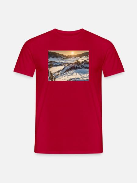 Sonnenaufgang in der Winterlandschaft - Männer T-Shirt - Rot
