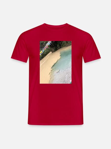 Tropischer Strand mit bunten Flaggen - Männer T-Shirt - Rot