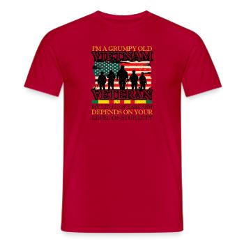 Ne sous-estimez jamais un vieil homme qui est aussi - T-shirt homme - rouge - Devant - AI Model Male 178 dark (178cm)
