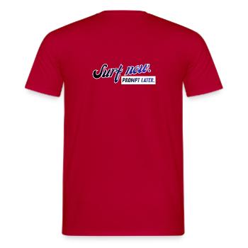 Surf now. Prompt later. Retro Design - Männer T-Shirt - Rot - Hinten - AI Model Male 178 dark (178cm)