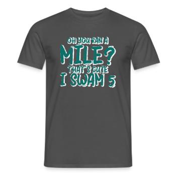 Oh tu as couru un kilomètre, c’est mignon, j’ai nagé 5 3 - T-shirt homme - charbon - Devant - AI Model Male 178 light (178cm)