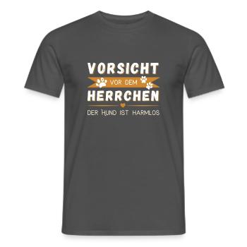 Vorsicht vor dem Herrchen - der Hund ist harmlos - Männer T-Shirt - Anthrazit - Vorne - AI Model Male 178 light (178cm)