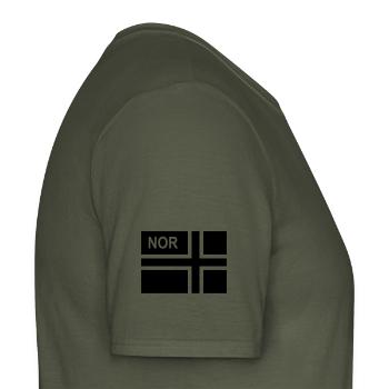 Drapeau tactique norvégien Norvège - NOR (à droite) - T-shirt homme - vert militaire - Droite - AI Model Male 178 light (178cm)