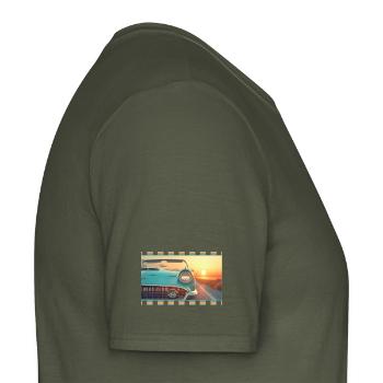 Retro-Cabrio im filmischen Sonnenuntergang - Männer T-Shirt - Militärgrün - Rechts - AI Model Male 178 light (178cm)