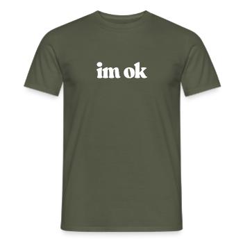 im ok – Anti Ästhetische Motivation - Männer T-Shirt - Militärgrün - Vorne - AI Model Male 178 light (178cm)