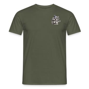 Backpacker Waschbär - Männer T-Shirt - Militärgrün - Vorne - AI Model Male 178 light (178cm)