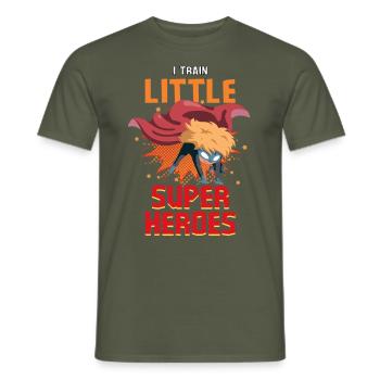 Une enseignante de maternelle élève des petits super-héros - T-shirt homme - vert militaire - Devant - AI Model Male 178 light (178cm)