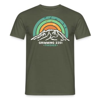 Grimming 2351 Finisher Wandern Bergsteigen Berg - Männer T-Shirt - Militärgrün - Vorne - AI Model Male 178 light (178cm)