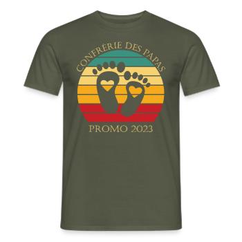 Futur papa 2023 Confrérie des Papas Promo 2023 - T-shirt homme - vert militaire - Devant - AI Model Male 178 light (178cm)