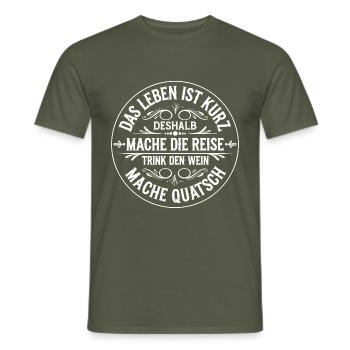 Das Leben ist eine kurze Reise - nutze die Zeit - Männer T-Shirt - Militärgrün - Vorne - AI Model Male 178 light (178cm)