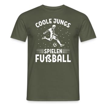 Coole Jungs Spielen Fußball - Männer T-Shirt - Militärgrün - Vorne - AI Model Male 178 light (178cm)