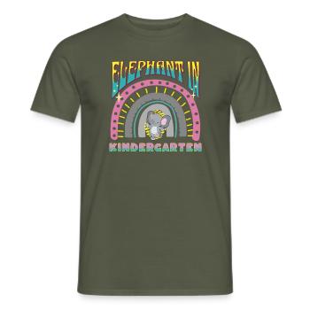 elefant im kindergarten regenbogen streifen design - Männer T-Shirt - Militärgrün - Vorne - AI Model Male 178 light (178cm)