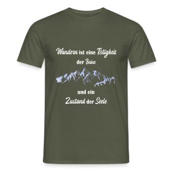 Wandern berge wanderspruch - Männer T-Shirt - Militärgrün - Vorne - AI Model Male 178 light (178cm)