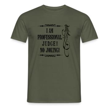 Je suis un juge professionnel sans blague - Police noire - T-shirt homme - vert militaire - Devant - AI Model Male 178 light (178cm)