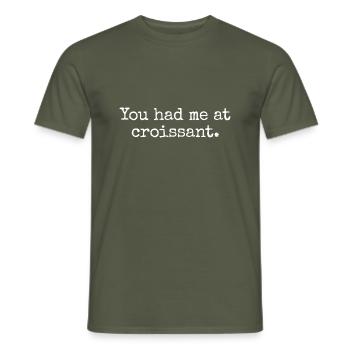 Lustiges Croissant Design - Gewinne mit Humor - Männer T-Shirt - Militärgrün - Vorne - AI Model Male 178 light (178cm)