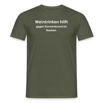 Weintrinken hilft gegen Sonnenbrand im Nacken - Männer T-Shirt - Militärgrün - Vorne - AI Model Male 178 light (178cm)