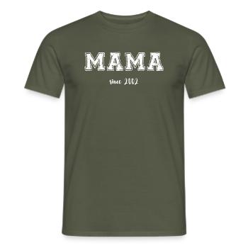 Mama 2002 - Männer T-Shirt - Militärgrün - Vorne - AI Model Male 178 light (178cm)