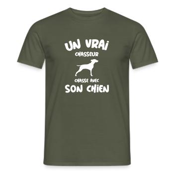 Un vrai chasseur chasse avec son chien humour - T-shirt homme - vert militaire - Devant - AI Model Male 178 light (178cm)