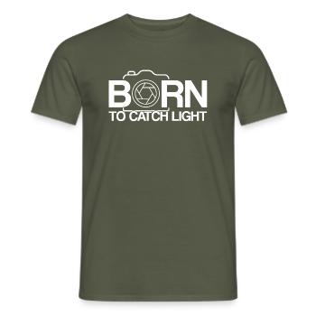 Photographie photographe appareil photo de lumière - T-shirt homme - vert militaire - Devant - AI Model Male 178 light (178cm)