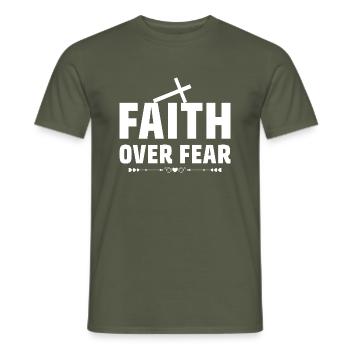 La foi plutôt que la peur - T-shirt homme - vert militaire - Devant - AI Model Male 178 light (178cm)