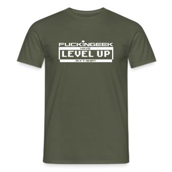 FUCKINGEEK - ich steige meinen Dreißig auf - WEISS - Männer T-Shirt - Militärgrün - Vorne - AI Model Male 178 light (178cm)