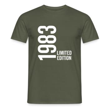 1983 Limitierte Edition - Männer T-Shirt - Militärgrün - Vorne - AI Model Male 178 light (178cm)