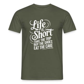 Das Leben ist eine kurze Reise - nutze die Zeit - Männer T-Shirt - Militärgrün - Vorne - AI Model Male 178 light (178cm)