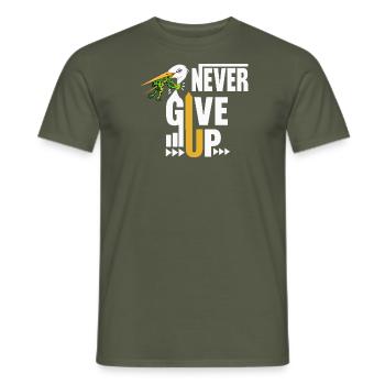 Never Give Up 🐸 Niemals aufgeben Frosch vs Storch - Männer T-Shirt - Militärgrün - Vorne - AI Model Male 178 light (178cm)